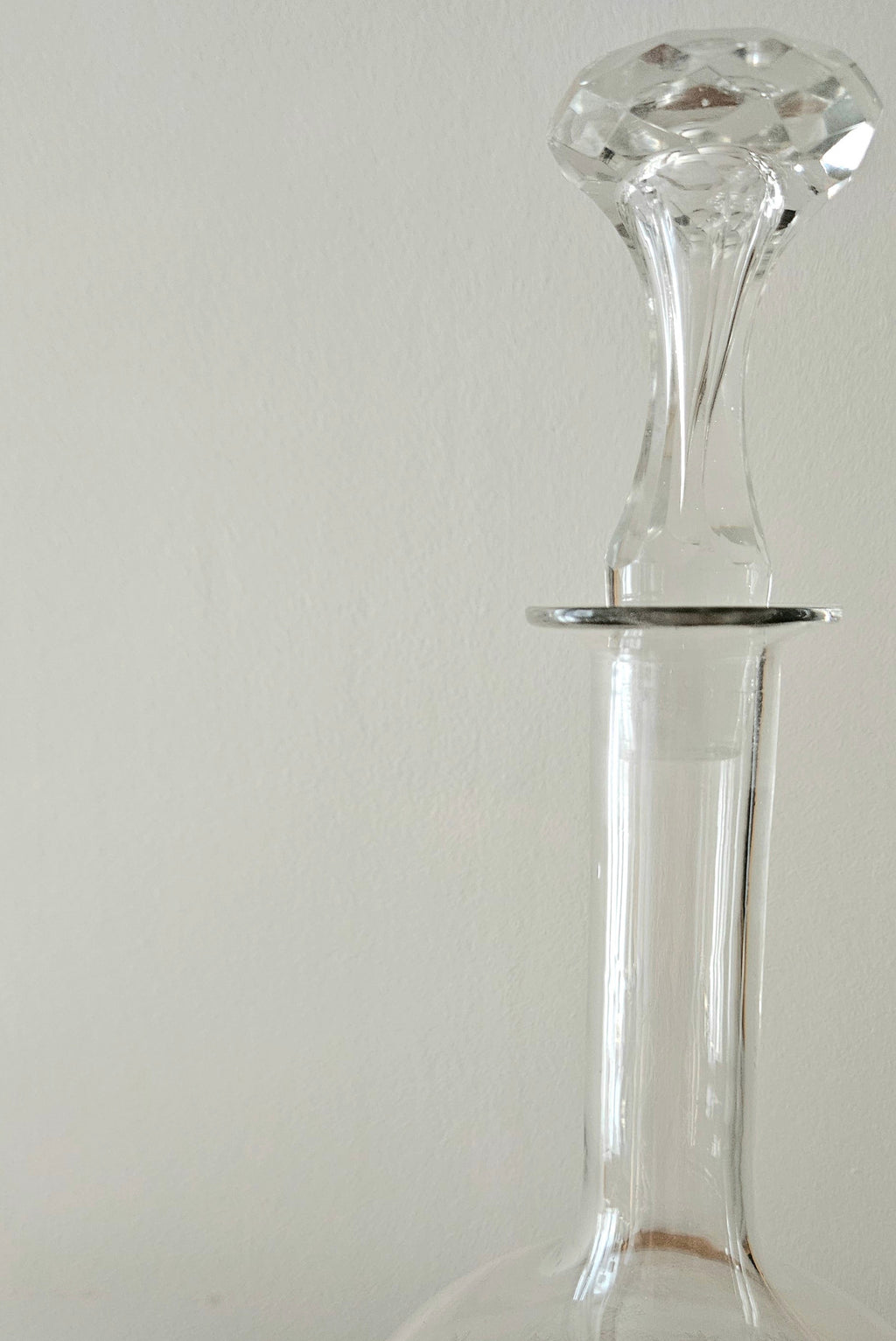 Carafe vintage en verre gravé avec bouchon - 31 cm