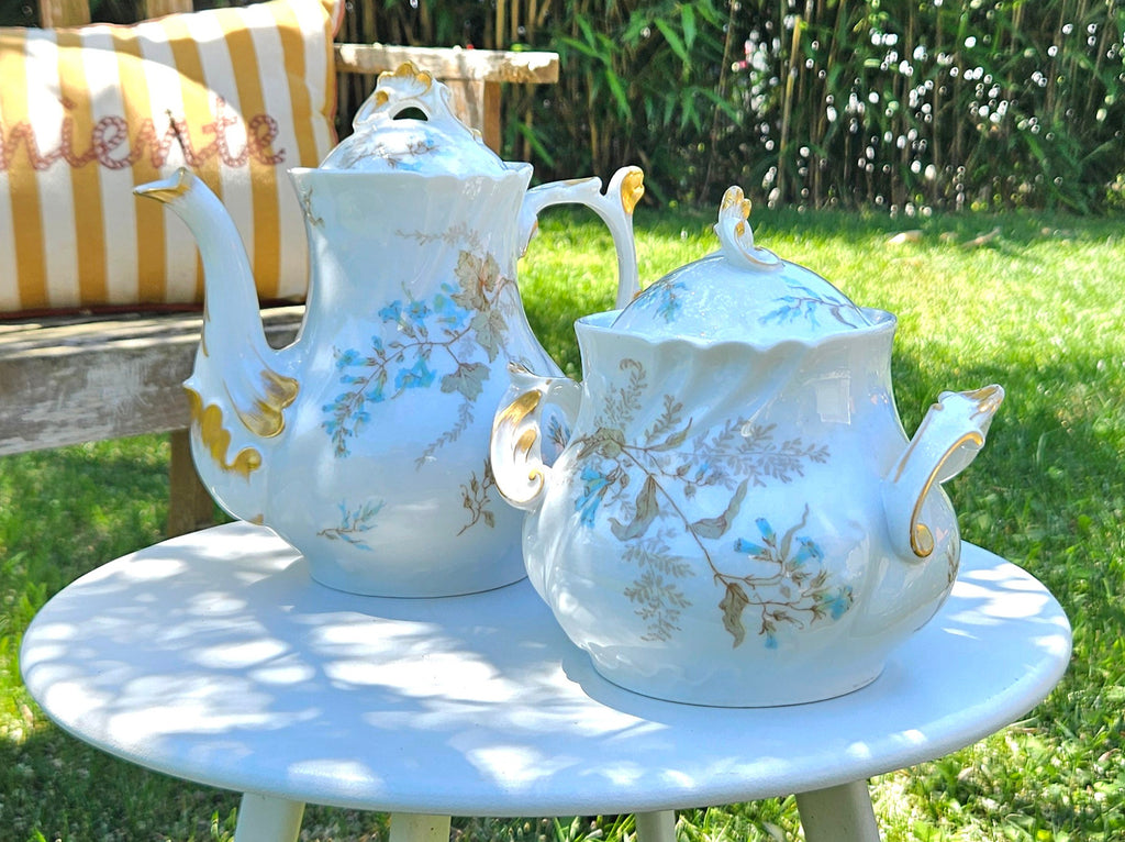 Cafetière et sucrier anciens JPL Limoges en porcelaine Art Nouveau, décor floral bleu et doré