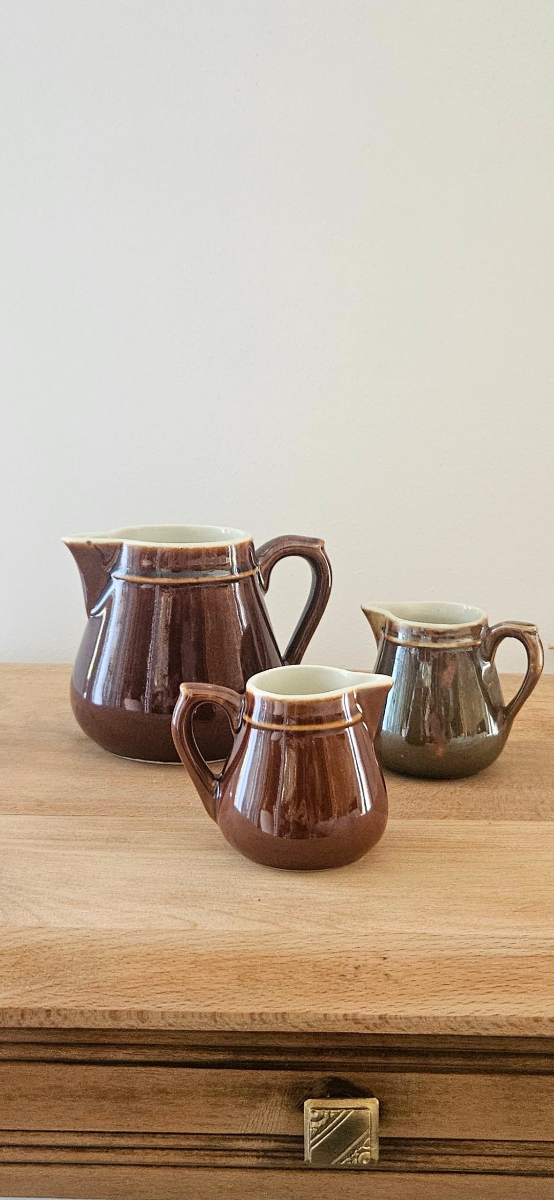 Lot de 3 mini pichets vintage en céramique émaillée brun chocolat, années 1970
