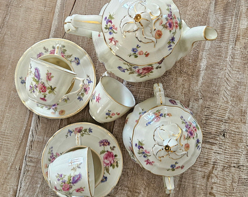 Service à café ancien Bernardaud Limoges en porcelaine fleurie et dorée